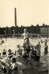 825387 Afbeelding van een groep jongens in één van de zwembaden van de Zweminrichting De Liesbosch (Utrechtsestraatweg ...